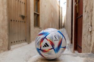 2022卡塔尔世界杯官方用球公布，表面由20片PU蒙皮组成-有解塑料观察